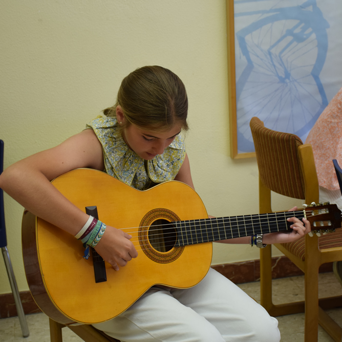 Asociada de Primaria: clase de guitarra